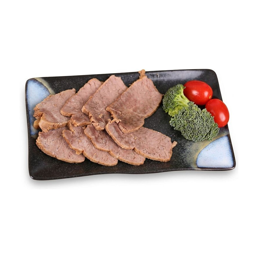 切成薄片的五香牛肉整齐摆放在黑色长方形瓷盘中，配有西兰花和小番茄点缀，展示熟食即食的装盘效果。