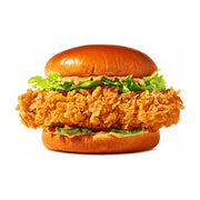 香辣鸡肉汉堡，金黄酥脆的炸鸡排搭配新鲜生菜、酸黄瓜和特制酱料，白色背景。