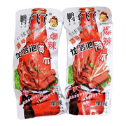独立包装的龙岩泡鸭爪爆辣味特写，展示红亮诱人的色泽和 Q 弹质感。