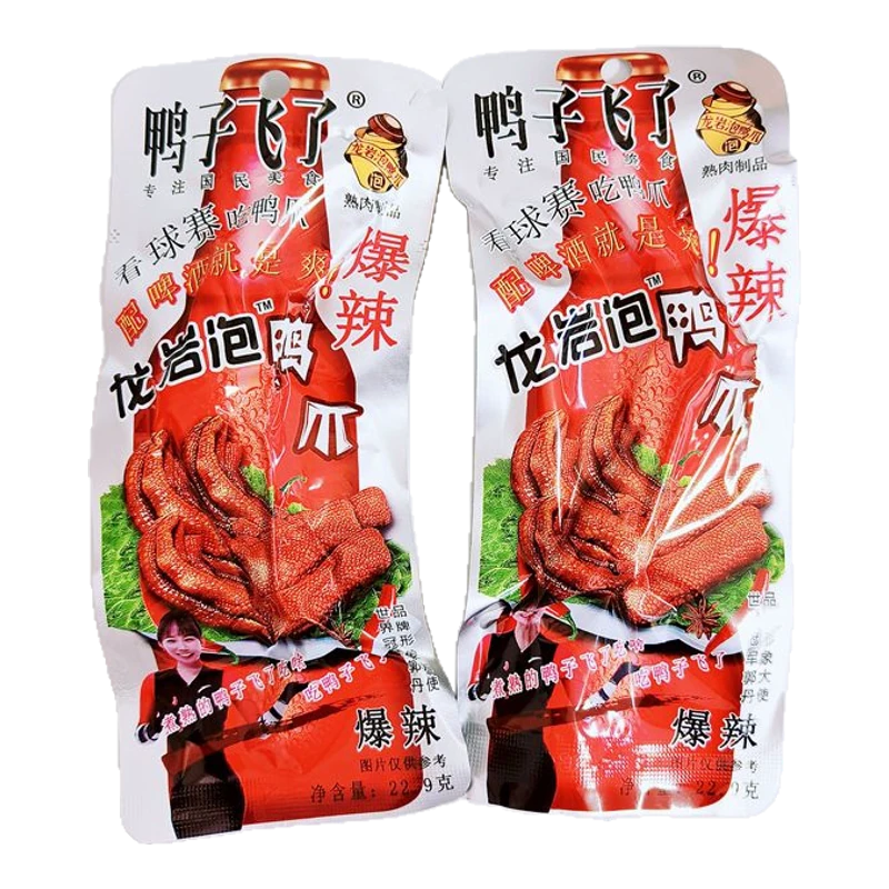 独立包装的龙岩泡鸭爪爆辣味特写，展示红亮诱人的色泽和 Q 弹质感。