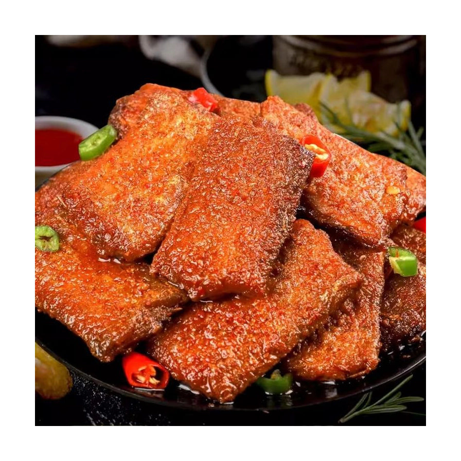 盘中盛放的红烧香辣鱼块特写，鱼肉表面覆盖酱汁并点缀红绿辣椒圈。