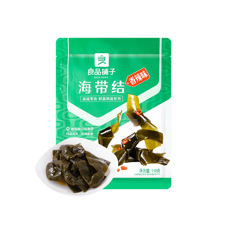 良品铺子香辣味海带结独立小包装，深绿色厚切海带结特写