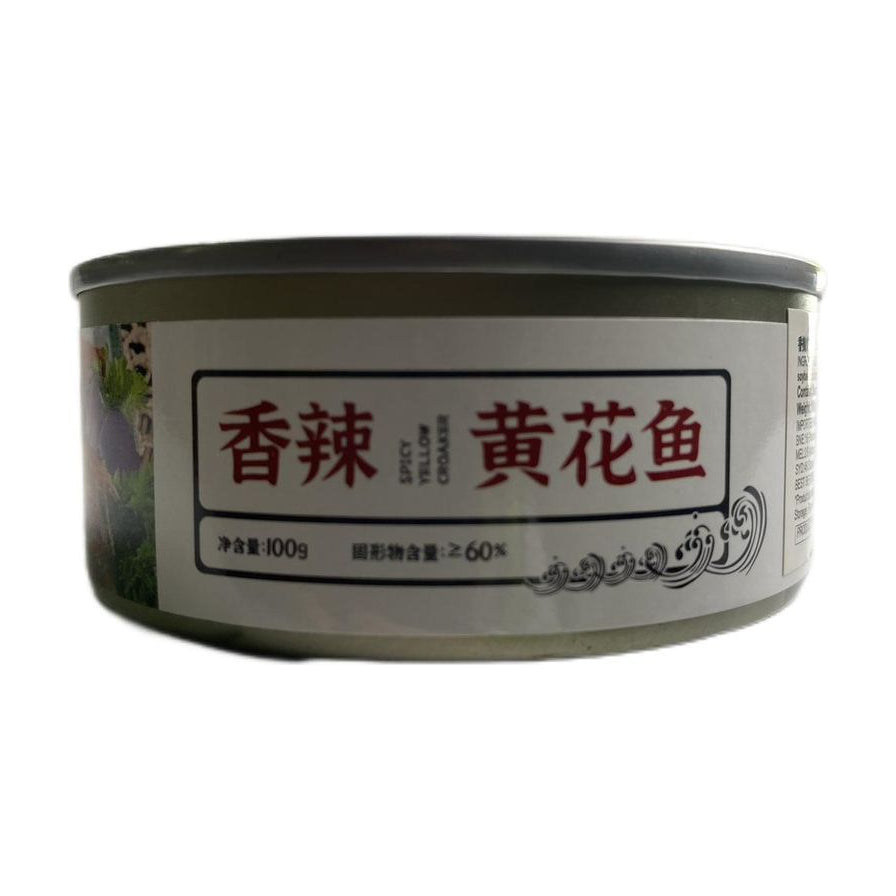 渔瑞香辣黄花鱼罐头侧面特写，白色标签印有红色“香辣黄花鱼”字样及净含量信息。