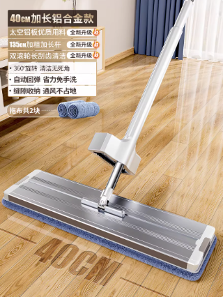 平板拖把细节图，展示可旋转的板头结构和附赠的替换清洁布。