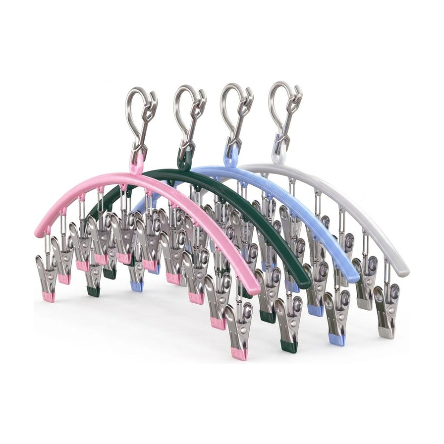 白色背景下展示的不锈钢弧形袜子夹，包含粉色、绿色、蓝色和灰色四种颜色，不锈钢夹头排列整齐。