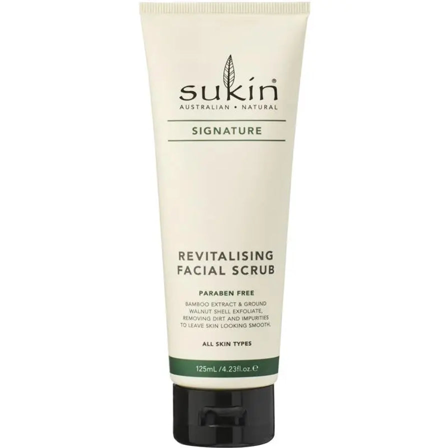 Sukin 经典草本系列焕活脸部磨砂膏，米白色管状包装，正面印有 SIGNATURE REVITALISING FACIAL SCRUB 字样。