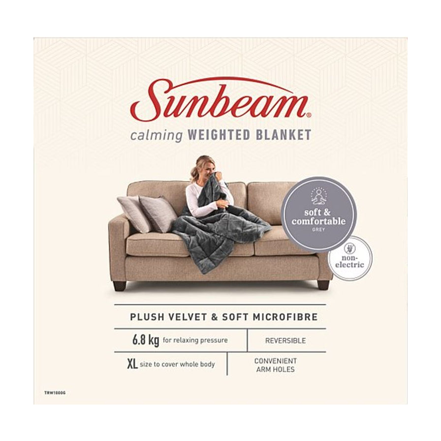 模特在沙发上使用 Sunbeam 灰色加重毯的居家场景图，下方标注有 6.8kg 重量和手臂开孔设计等规格。