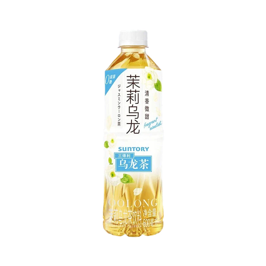 三得利微甜茉莉乌龙茶500毫升瓶装，浅色茶汤，包装印有茉莉花瓣。