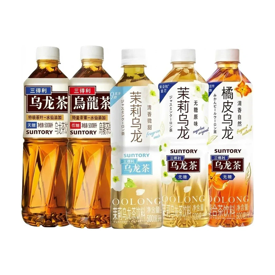 五瓶不同口味的三得利乌龙茶并排展示，包括原味、茉莉乌龙和橘皮乌龙，500毫升瓶装。