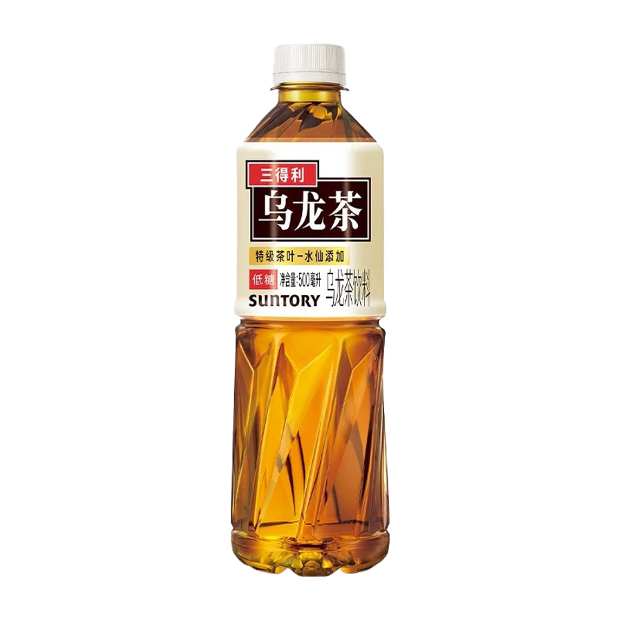 三得利低糖乌龙茶500毫升瓶装，经典深棕色茶汤，包装带有红色低糖标识。