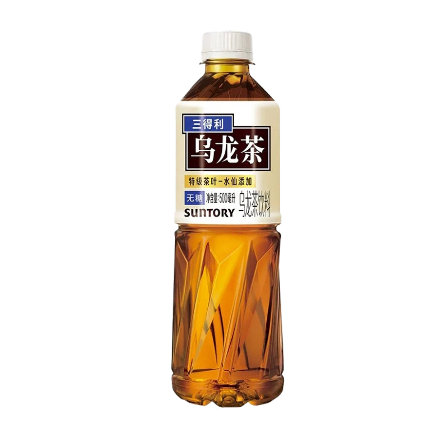 三得利无糖乌龙茶500毫升瓶装，经典深棕色茶汤，包装带有蓝色无糖标识。
