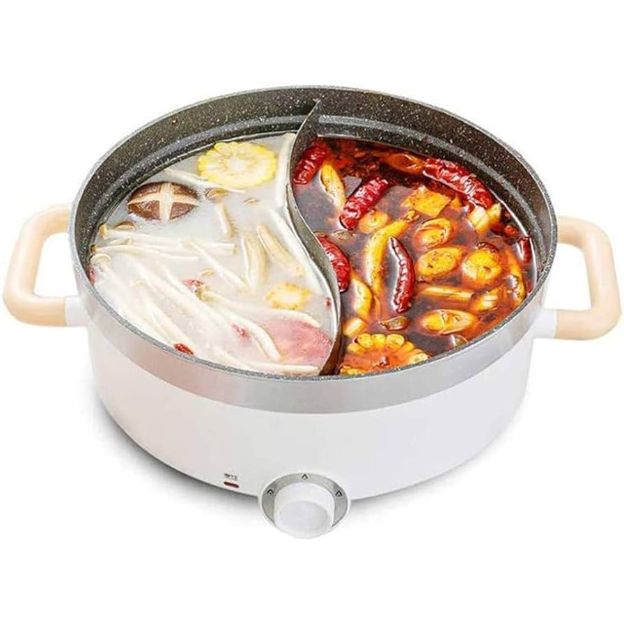 苏泊尔鸳鸯火锅俯视图，展示S型分区设计，左侧为清汤食材，右侧为麻辣红油底料。