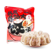 思念我爱爆馅大饺子麻辣牛肉味包装袋，前方摆放一盘煮熟的饱满水饺，展示皮薄馅大的质感。