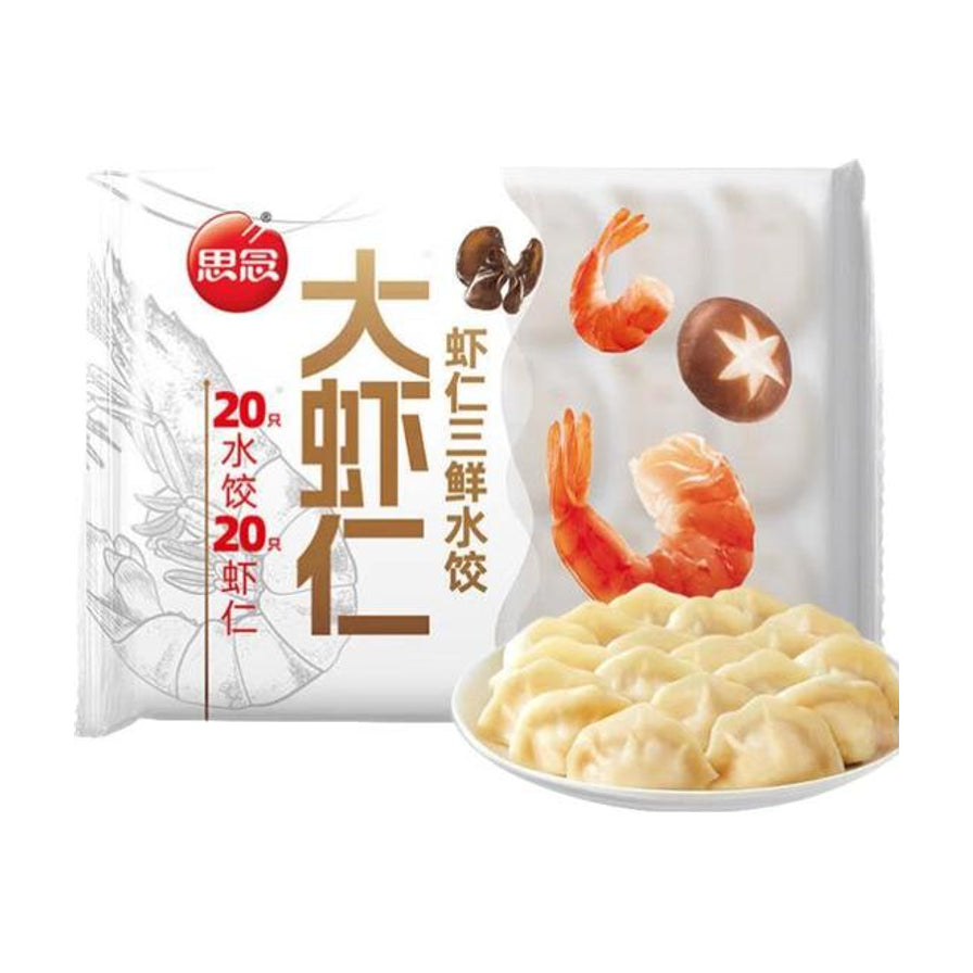 思念大虾仁菌菇三鲜水饺包装图，包装上印有整只虾仁和香菇图案，前方摆放一盘煮熟的饱满水饺。