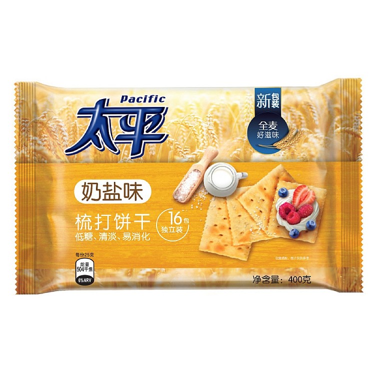 太平奶盐味苏打饼干包装特写，温和奶香与淡淡咸味，熬夜复习时的安心小点。