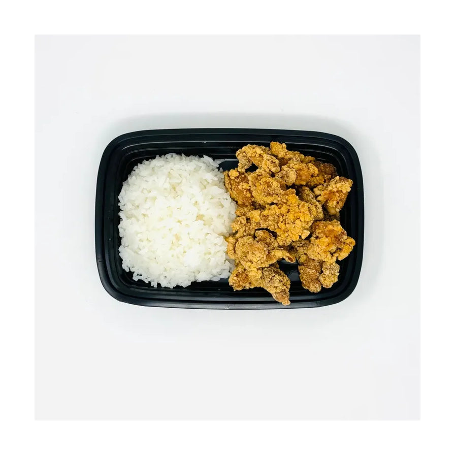 黑色长方形便当盒内盛放着白米饭和金黄酥脆的台式盐酥鸡，俯视视角，背景为纯白色。