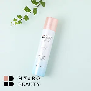 太阳社玻尿酸喷雾俯拍场景图，产品斜置于浅绿色背景上，左上角有绿植点缀。