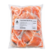 Tassal三文鱼块2kg透明袋装，可见内部去皮冷冻三文鱼块，包装贴有Frozen Salmon Skin Off 2kg标签。