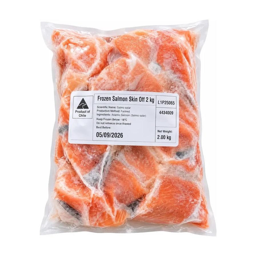 Tassal三文鱼块2kg透明袋装，可见内部去皮冷冻三文鱼块，包装贴有Frozen Salmon Skin Off 2kg标签。