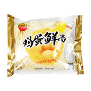 三个樱桃鸡蛋鲜面包装正面图，透明包装内可见整齐排列的半干面条，包装印有鸡蛋图案及400克净含量字样。