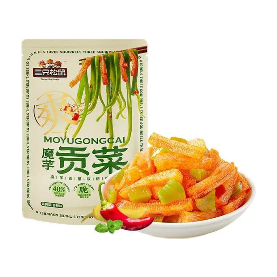三只松鼠魔芋贡菜香辣味包装袋，旁边是一碗色泽红亮、点缀着青笋块和红辣椒的爽脆魔芋贡菜。