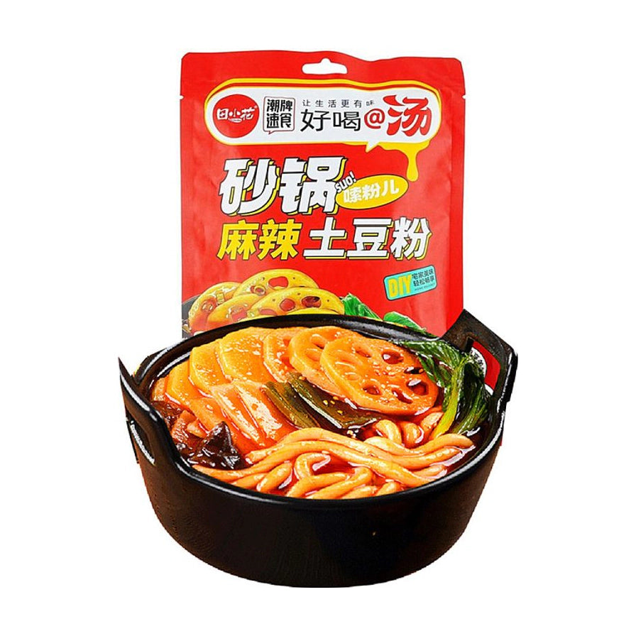 田小花砂锅土豆粉麻辣味产品展示图，红色包装袋背景前摆放着一碗盛在黑色砂锅中的成品，可见土豆粉条、莲藕片和青菜。