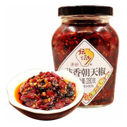 坛坛乡豉香朝天椒酱瓶身特写，展示深红色酱料质地与产品标签