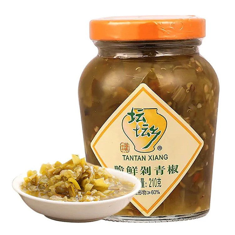 坛坛乡脆鲜剁青椒商品展示图，白色背景下的玻璃瓶身细节