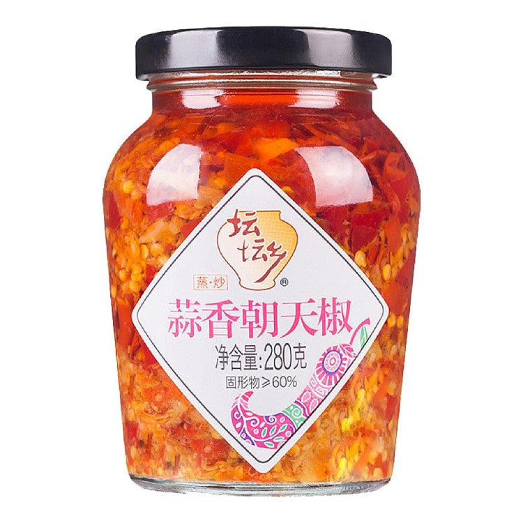 坛坛乡蒜香朝天椒酱瓶身正面图，清晰呈现蒜香风味标识与红亮辣椒