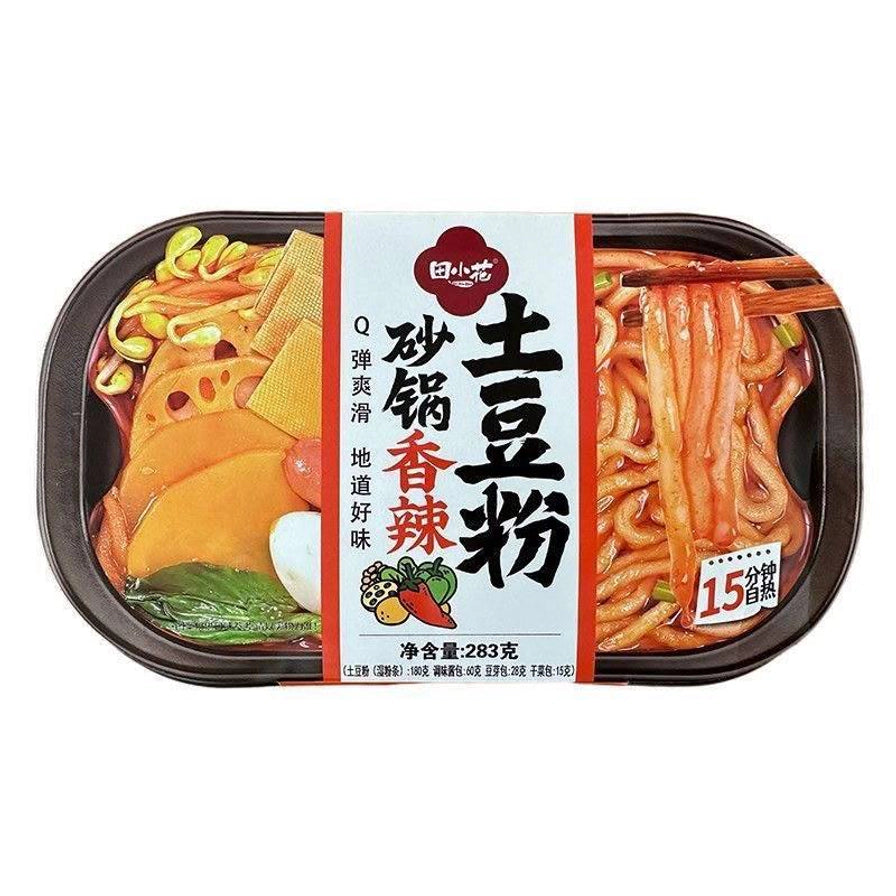 田小花砂锅香辣土豆粉桶装正面图，包装上印有香辣口味标识、配料示意图及15分钟自热/冲泡说明。