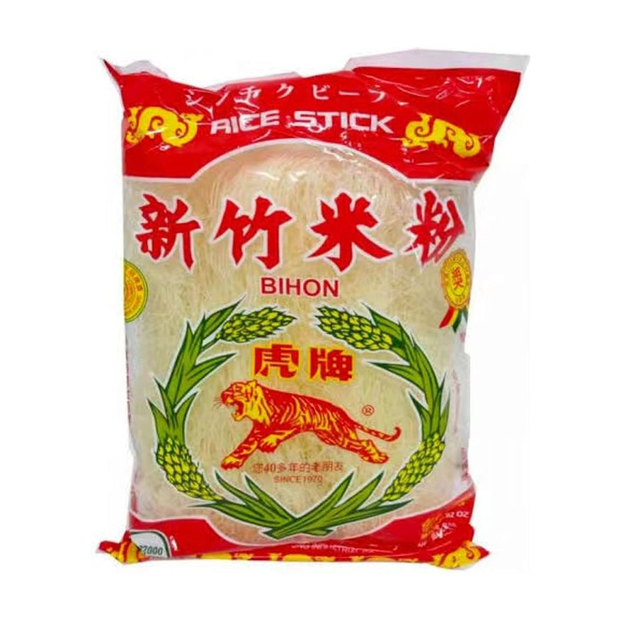 虎牌新竹米粉包装正面图，红色包装袋上印有醒目的虎牌标志和新竹米粉字样，透明部分可见内部细致的干米粉。