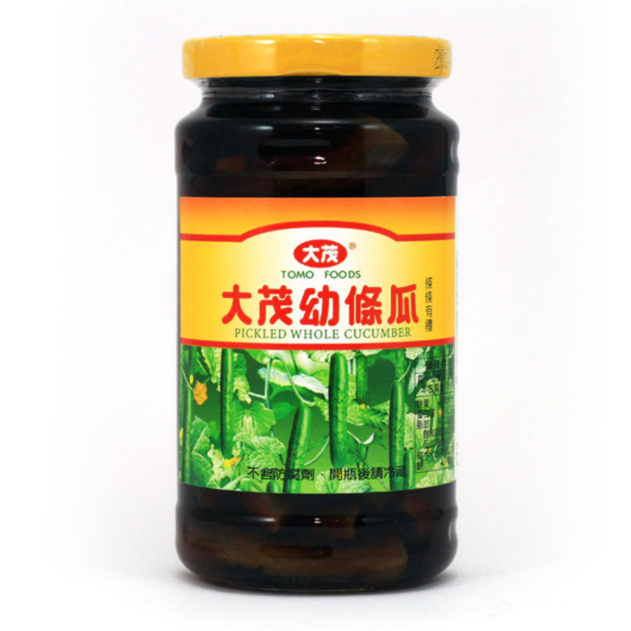 大茂幼条瓜瓶装，正面标签展示大茂幼条瓜名称，背景为整条黄瓜生长图案。