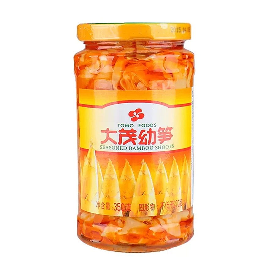 大茂幼笋瓶装，透明玻璃瓶可见内部笋片，标签印有大茂幼笋及新鲜竹笋图案。