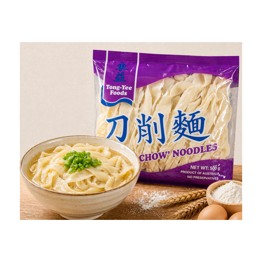 东益刀削面包装袋，紫色包装，透明开窗可见面条，前方摆放一碗煮好的汤面，点缀葱花，背景有麦穗、鸡蛋和面粉。