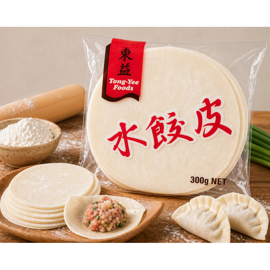 东益水饺皮使用场景图，包含一袋300g水饺皮、散装水饺皮、肉馅、包好的饺子以及背景中的擀面杖和面粉。
