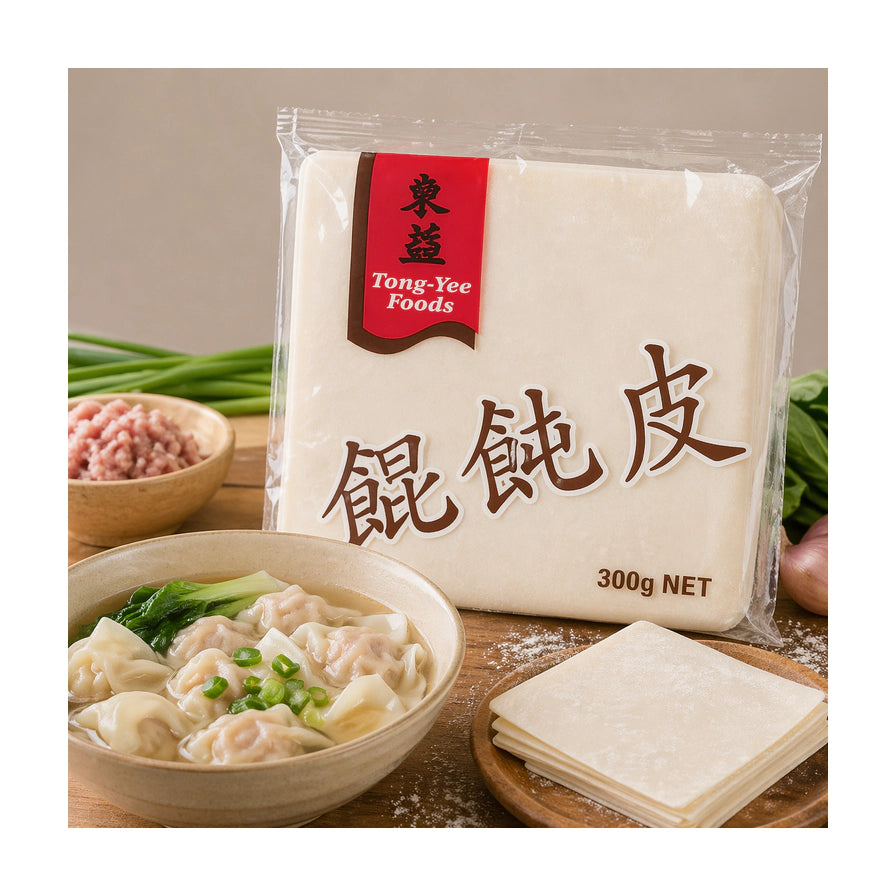 东益馄饨皮300g包装图，背景配有一碗煮好的馄饨、肉馅和叠放整齐的生面皮。