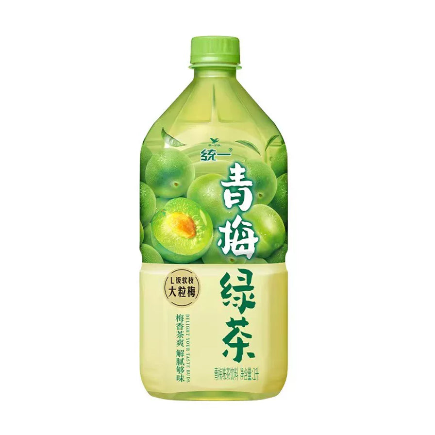 统一青梅绿茶1L大瓶装，瓶身印有青梅图案和青梅绿茶字样。