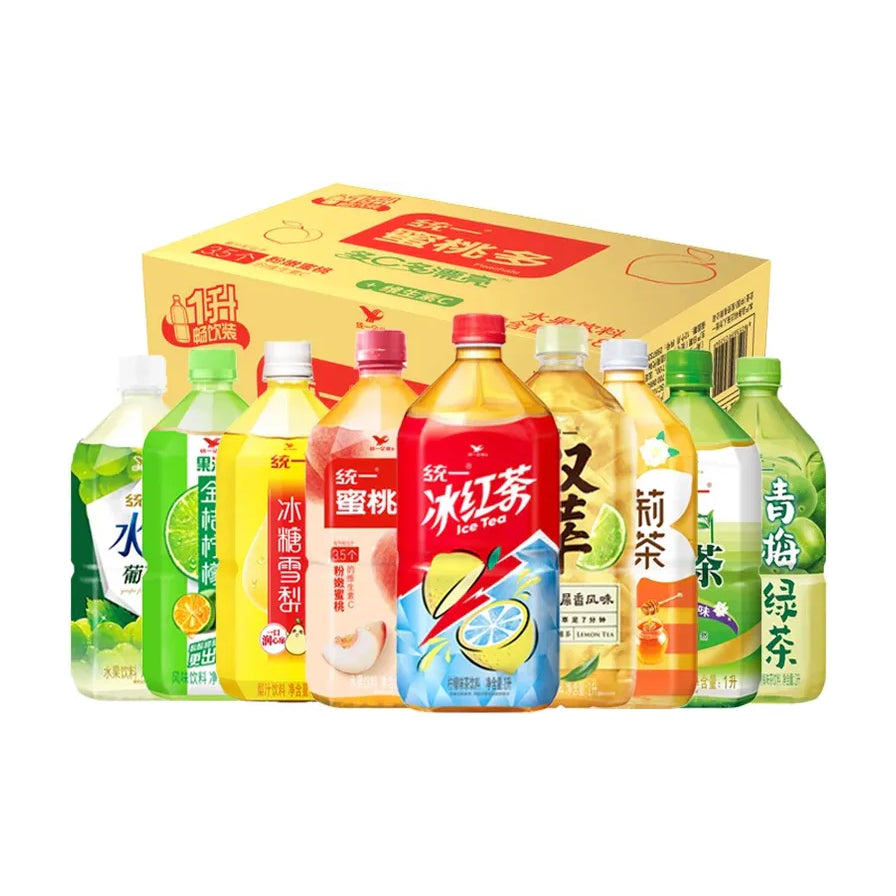 统一茶饮料1L大瓶装多口味集合展示，包含冰红茶、青梅绿茶、蜜桃多等多种口味及背景纸箱。
