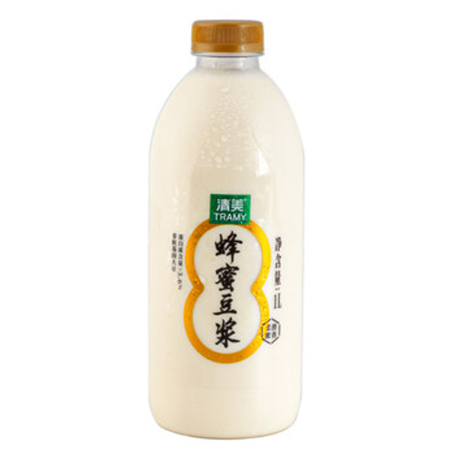 清美蜂蜜味醇豆浆1升瓶装，瓶身标签显示蜂蜜豆浆字样，采用透明瓶装展示浓郁豆乳色泽。