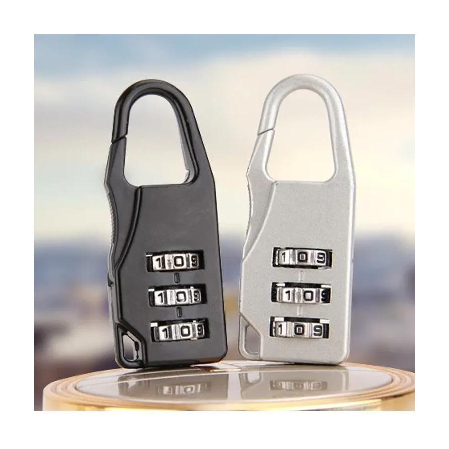 黑色与银色两款旅行密码锁并排展示，背景为模糊的城市景观。