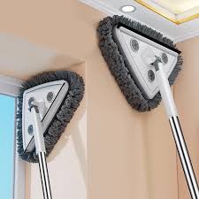 三角拖把头部的特写图，展示 360 度旋转结构和贴合墙角的三角形设计