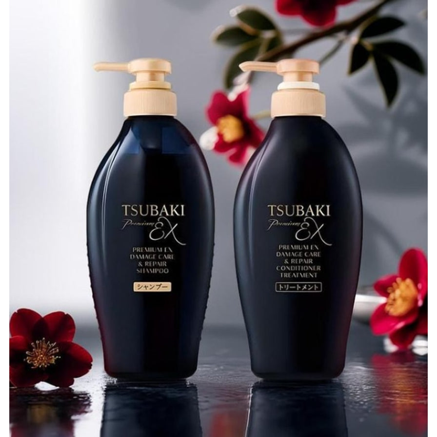 资生堂 TSUBAKI 丝蓓绮黑椿洗护套装，背景点缀红色山茶花，展示秋冬限定密集修护系列。