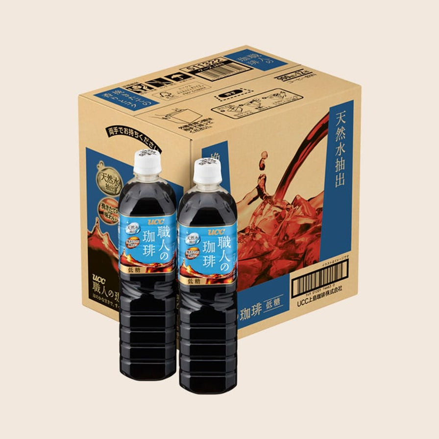 UCC职人咖啡低糖美式咖啡的12瓶整箱装展示，包含两瓶单瓶及后方的纸箱包装，纸箱印有天然水抽出字样。