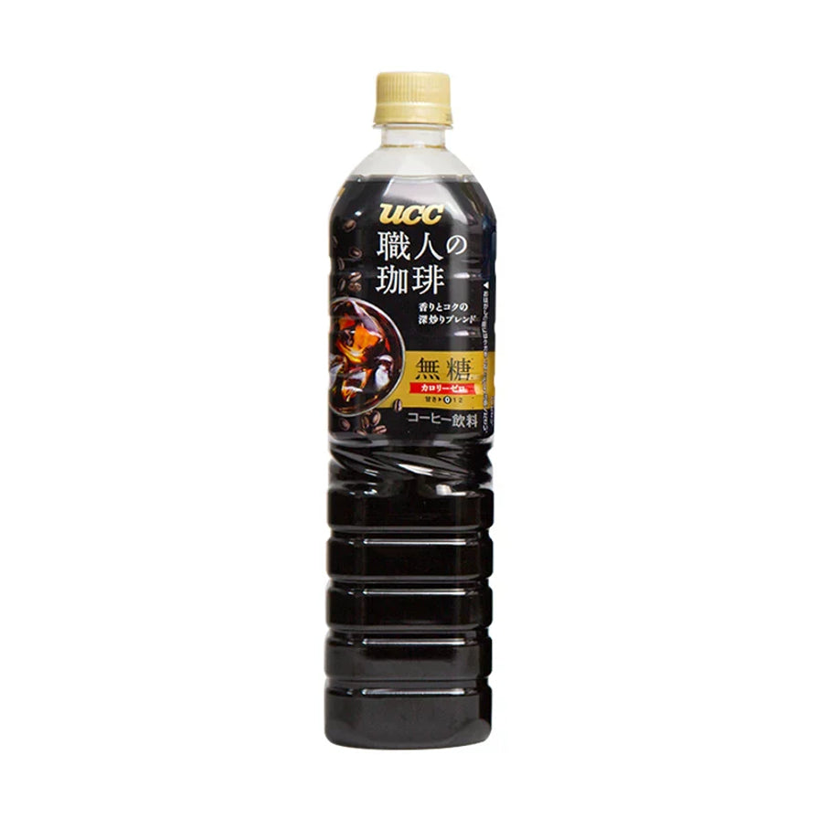 单瓶展示的UCC职人咖啡无糖黑咖啡，黑色标签包装，瓶身印有日文职人之珈琲及无糖字样。