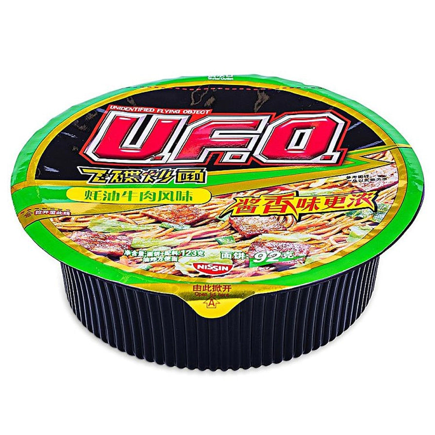 UFO飞碟炒面蚝油牛肉风味绿色碗装，包装上印有酱香味更浓的字样和诱人的炒面图案。