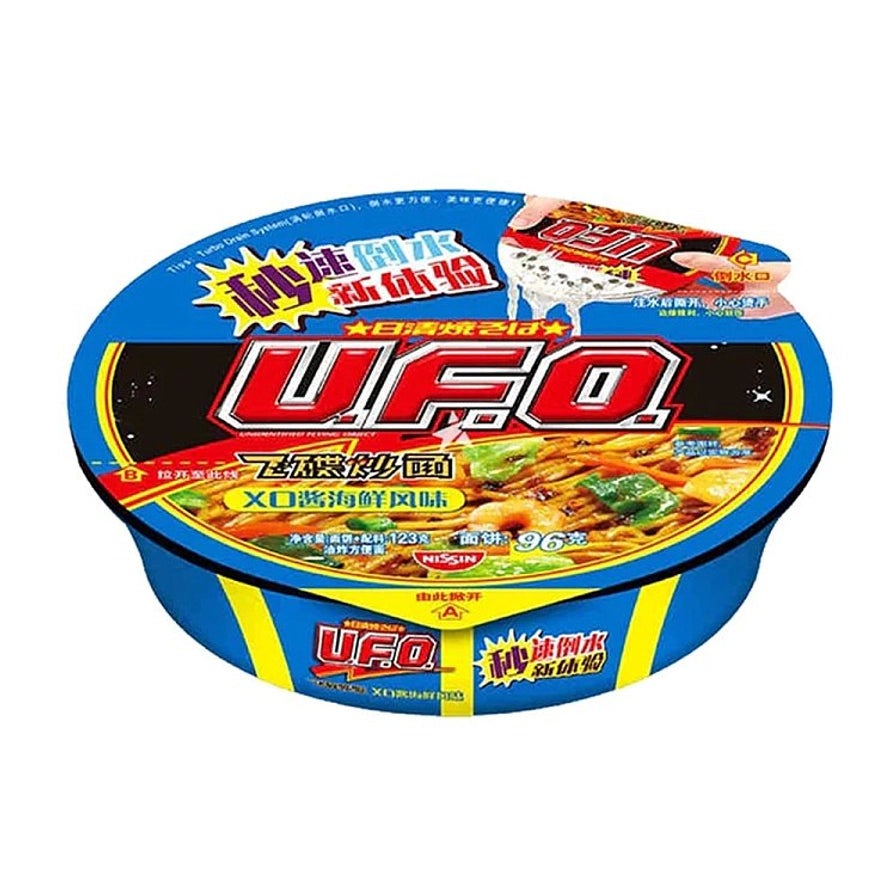 UFO飞碟炒面XO酱海鲜风味蓝色碗装，包装上印有秒速倒水新体验的滤水口示意图。