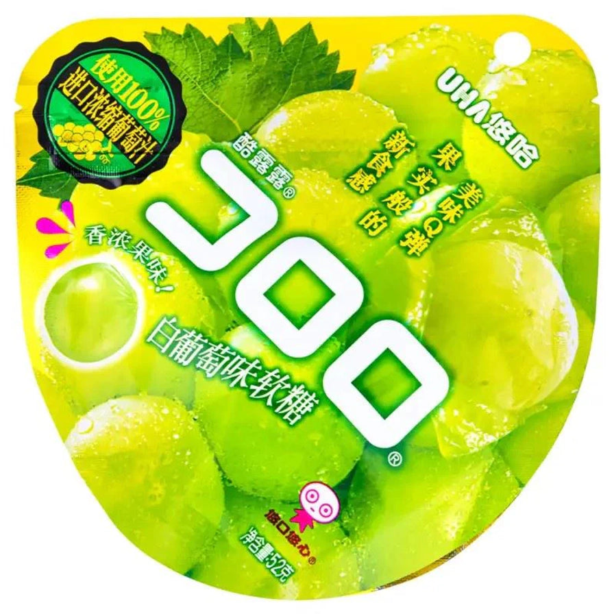 悠哈UHA酷露露青提味软糖包装，亮绿色包装袋上印有晶莹剔透的青提图案和Q弹口感说明。
