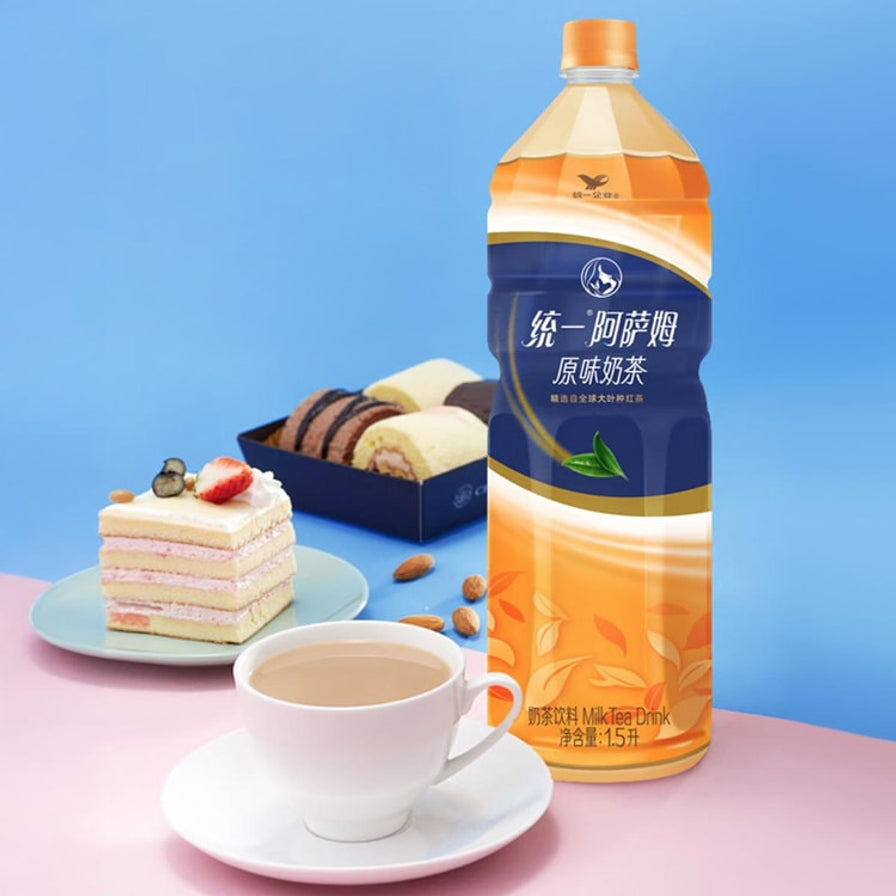 统一阿萨姆奶茶1.5L大瓶装，背景配有切块蛋糕、甜点和一杯倒好的奶茶，展示下午茶饮用场景。