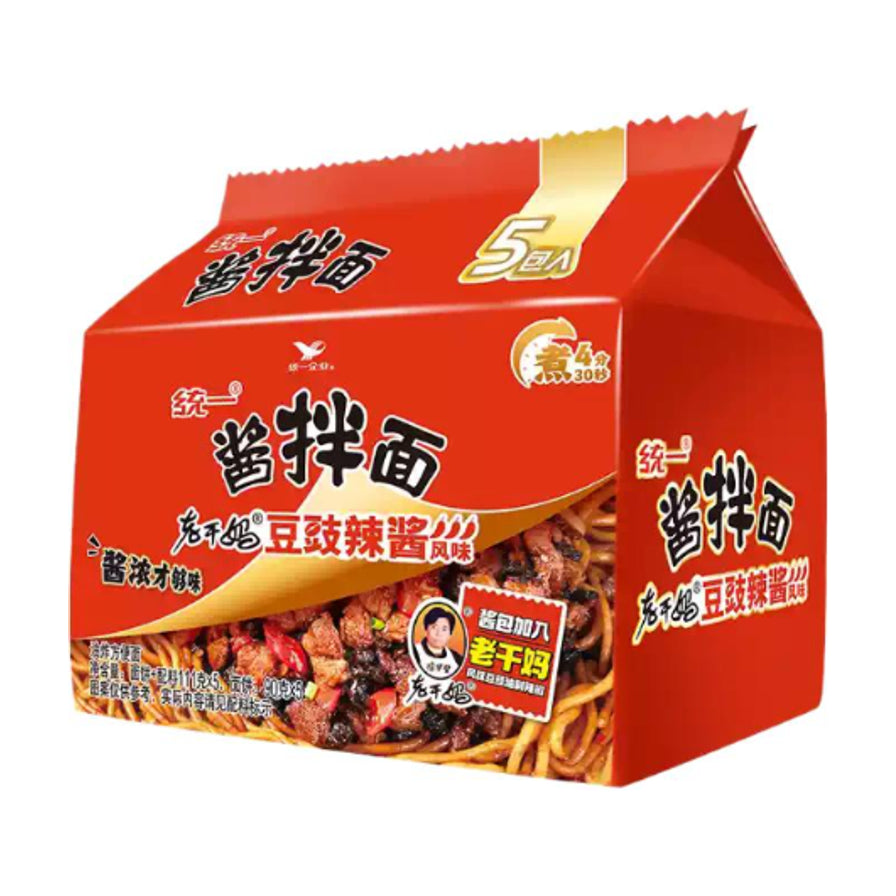 统一老干妈豆豉辣酱风味酱拌面5连包红色包装，包装上印有拌面成品图、老干妈头像及“酱浓才够味”字样。