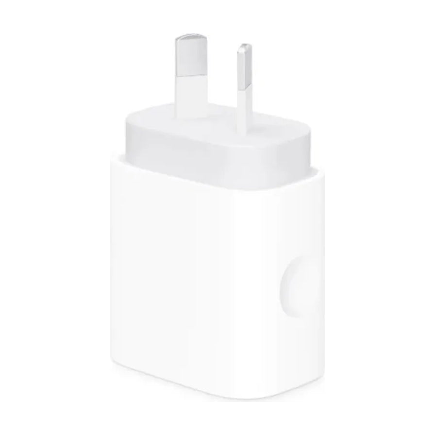 白色 USB 电源适配器，采用澳洲标准三脚插头设计，外观简洁小巧，适用于手机及数码设备充电。